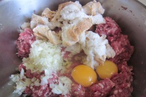 Rulada din carne tocata umpluta cu porumb, ardei si cascaval