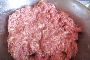 Rulada din carne tocata umpluta cu porumb, ardei si cascaval