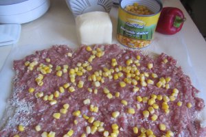Rulada din carne tocata umpluta cu porumb, ardei si cascaval