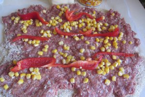 Rulada din carne tocata umpluta cu porumb, ardei si cascaval