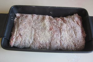 Rulada din carne tocata umpluta cu porumb, ardei si cascaval