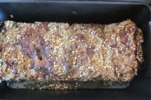 Rulada din carne tocata umpluta cu porumb, ardei si cascaval