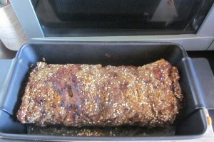 Rulada din carne tocata umpluta cu porumb, ardei si cascaval