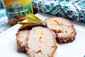 Rulada din carne tocata umpluta cu porumb, ardei si cascaval