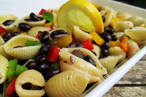 Salata de paste cu fasole neagra