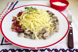 Spatzle cu sos de ciuperci si parmezan