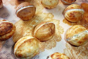 Nuci-aperitiv cu crema de branza si verdeata