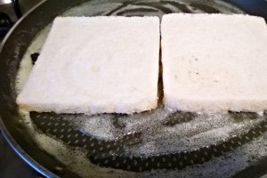 Sandvis cu unt si dulceata