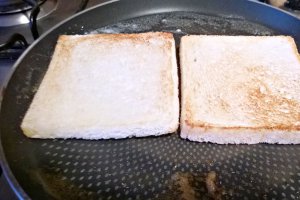 Sandvis cu unt si dulceata