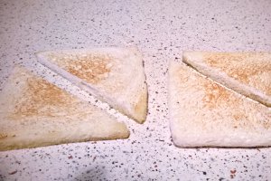 Sandvis cu unt si dulceata