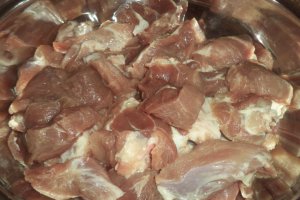 Friptura de porc in vin rosu la tigaie
