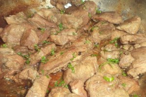 Friptura de porc in vin rosu la tigaie