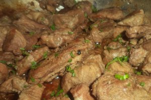Friptura de porc in vin rosu la tigaie