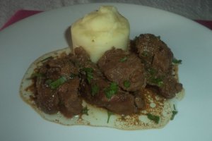 Friptura de porc in vin rosu la tigaie