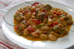 Gulas de oaie cu fasole boabe