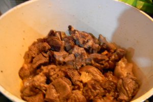 Gulas de oaie cu fasole boabe