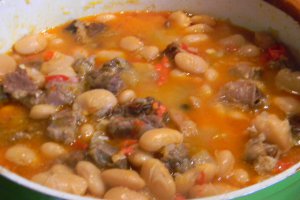 Gulas de oaie cu fasole boabe