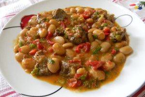Gulas de oaie cu fasole boabe