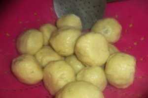 Gomboti cu prune si ciocolata amaruie