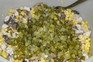 Salata de piept de pui cu ciuperci si baby corn