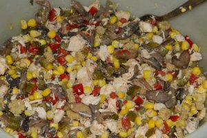 Salata de piept de pui cu ciuperci si baby corn