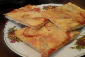 Pizza cu trei feluri de brânză