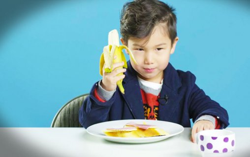 Cum reactioneaza copiii cand incearca mic dejunuri din jurul lumii
