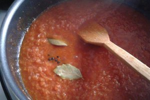 Chiftelute in sos de rosii cu legume