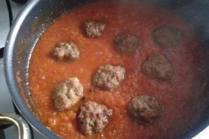 Chiftelute in sos de rosii cu legume