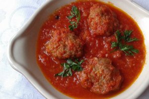 Chiftelute in sos de rosii cu legume