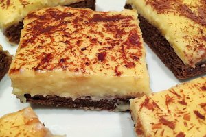 Negresa cu crema de vanilie si fulgi de ciocolata