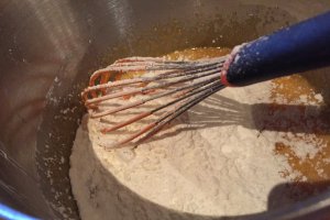 Negresa cu crema de vanilie si fulgi de ciocolata
