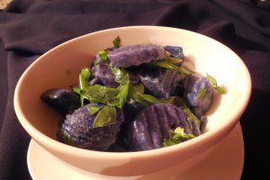 Salata de cartofi violeti cu ceapa verde