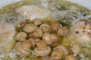 Pui cu smantana si castraveti murati