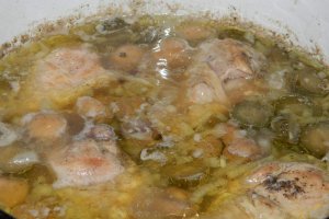 Pui cu smantana si castraveti murati
