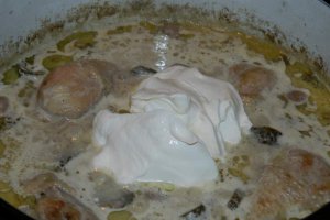 Pui cu smantana si castraveti murati