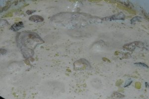Pui cu smantana si castraveti murati