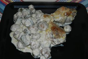 Pui cu smantana si castraveti murati