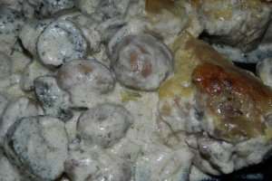 Pui cu smantana si castraveti murati