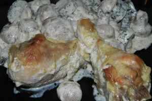 Pui cu smantana si castraveti murati