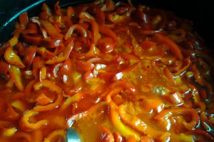 Ardei kapia in sos tomat