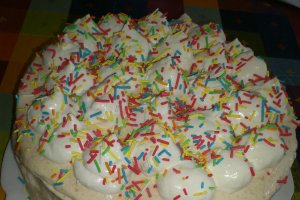 Tort de cafea cu crema mascarpone si piersici
