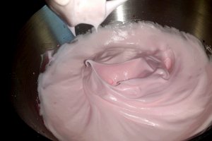 Prăjitură roz cu gem sau dulceata