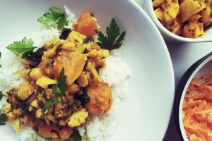Curry vegetarian Rogan Josh cu orez cu cuisoare, salata de morcov cu midgale si lamaie picanta