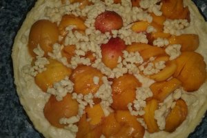 Tarta  cu crema de vanilie si piersici