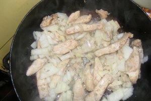 Clatite umplute cu piept de pui si conopida