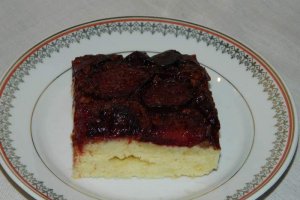 Prajitura rasturnata cu prune
