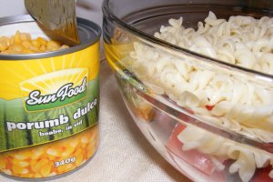 Salată de paste cu somon afumat