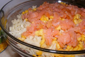 Salată de paste cu somon afumat