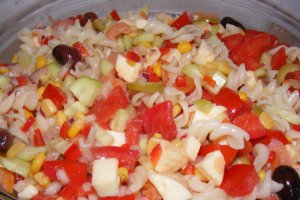 Salată de paste cu somon afumat